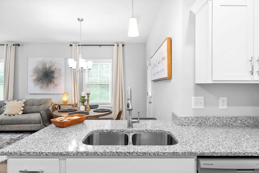 One-Of-A-Kind Smart, Cookie Themed Home For Up To 6 클락스빌 외부 사진